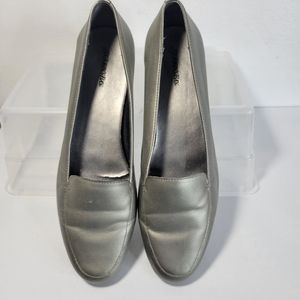 Womans St Johns Bay Silver/platinum Loafer Cracked insole one shoe Size 8.5